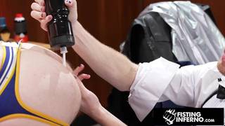 Il barbiere infila il braccio nel sedere del suo cliente preferito Il barbiere infila il braccio nel sedere del suo cliente preferito