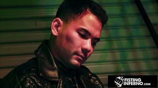 Uomo sottomesso si lascia scopare analmente senza preservativo