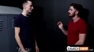 Dallas usa il suo enorme cazzo per scopare la bocca e il buco del culo di Nick