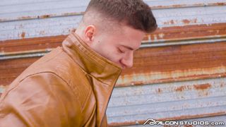 Olivier Robert viene scopato dal muscoloso Clark Delgaty all'aperto