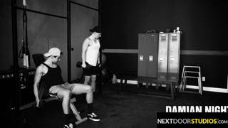 Trio gay di sportivi che succhiano il cazzo e fanno sesso Trio gay di sportivi che succhiano il cazzo e fanno sesso