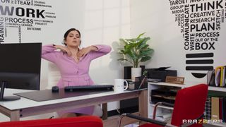 Nell'ufficio di Brazzers ci sono sempre rapporti a tre