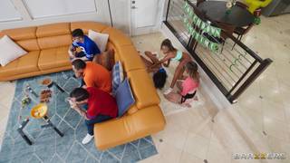 Desiree, Destiny e September utilizzano uno strapon per scoparsi a vicenda