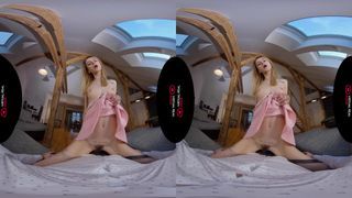 Un POV con la ragazza bionda che si occupa di fare tutto