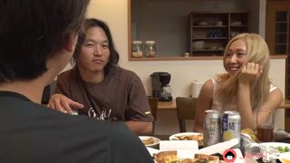 Mary Hayakawa interrompe la cena per mettersi a scopare con un ragazzo