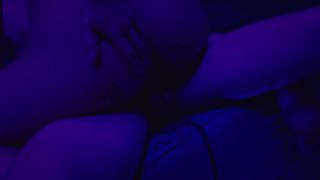 Sotto le luci al neon a lei si accende il corpo scopando