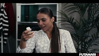 Milan Cheek e Alexa scopano con un cazzo finto in ufficio