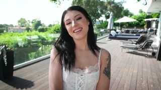 Raven Lane è la brunetta che si masturba all'aperto con lussuria