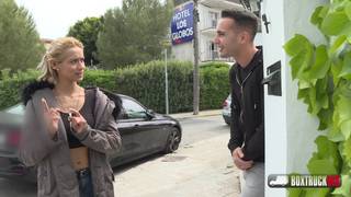 Veronica è una bionda in un furgone con pareti di vetro