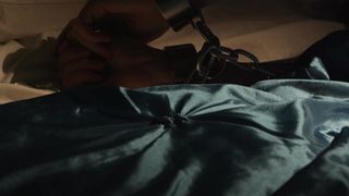 Sensuale MILF rossa da sola a letto in un porno BDSM con catene