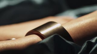 Sensuale MILF rossa da sola a letto in un porno BDSM con catene