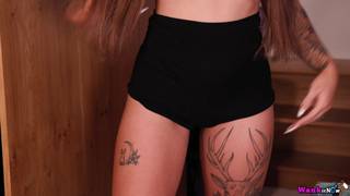 Chloe Good è una donna arrapata che si masturba con il dildo