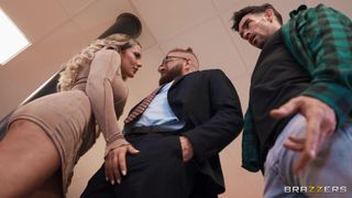 La bionda Kenia Music si mette in ginocchio e succhia il cazzo di Xander