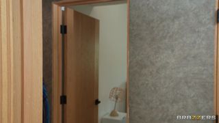 Jesse Pony masturba Mighty Dee e si fa scopare da Mick Blue