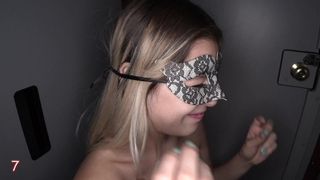 Una bionda con la sua maschera messa arrivò al gloryhole con voglia.