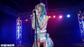 La cosplayer Ria Kurumi scopa come una puttana sul palco
