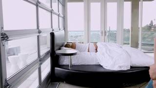 Lilly è la bionda sensuale che succhia e scopa a letto con il suo fidanzato