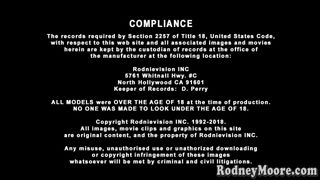 Sarah è una giovane bruna che succhia e ingoia sperma