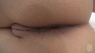 La bionda Sofie esibisce la sua bella figa gonfia in solo