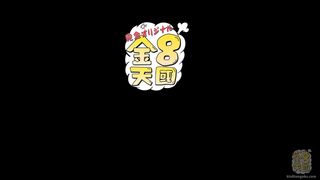 Bionda nuda in solo esibisce la sua figa e il suo clito sul suo letto