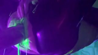 Gli infila tutta la mano nel culo e lui lo ringrazia tantissimo per questo