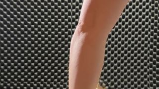 Per vendicarsi del ragazzo gli apre il culo con entrambe le mani e olio