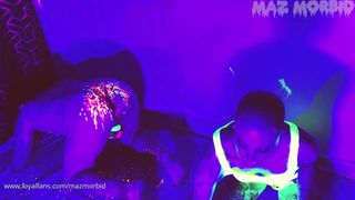 Non si stanca di ficcargli il pugno nel culo con vernice fluorescente