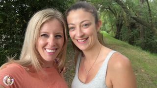 Due francesi si riuniscono per masturbarsi e scoparsi all'aperto