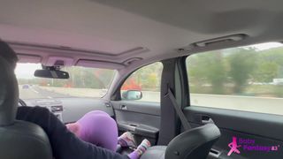 Questa troia riprende la sua pompa in un bagno pubblico