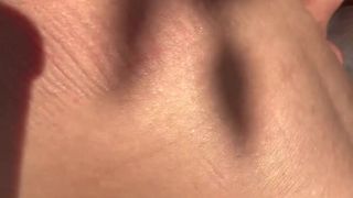 Lei cammina per le strade amando cazzi di sconosciuti all'aperto