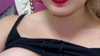 Bethy Story sembra sensuale quando si masturba al lavoro