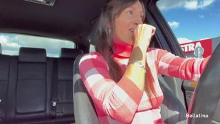 Bellatina, parcheggiata fuori, si masturba con un grosso dildo