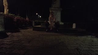 È notte, ma Louise pensa solo a masturbarsi dovunque.