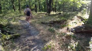 Durante la sua escursione in montagna, Louise prova un giocattolo come cazzo