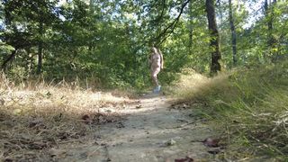 Durante la sua escursione in montagna, Louise prova un giocattolo come cazzo