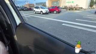 Louiselittlefrench si masturba nella sua auto su un parcheggio