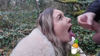 Louise è una bionda francese che succhia il cazzo all'aperto Louise è una bionda francese che succhia il cazzo all'aperto