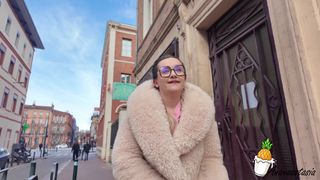 Louise ha un po' di freddo ma ci mostra comunque le tette