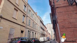 Louise ha un po' di freddo ma ci mostra comunque le tette