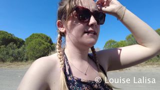 Louiselittlefrench si ritrova di fronte a un blowbang sulla spiaggia!