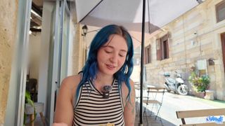 Khalamite è la ragazza dai capelli blu che scopa con passione