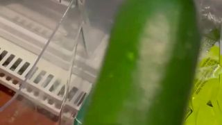 Fk2 cerca un cetriolo per masturbarsi la fica!