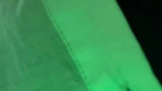 MILF sexy al lavoro si dirige in bagno per una pausa di masturbazione