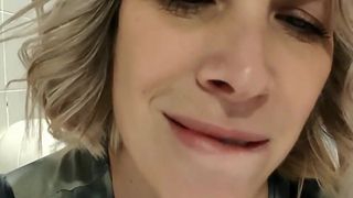 La francese cerca uno sconosciuto per scopare in un bagno