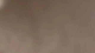 La signora si fa il bagno e si lascia filmare esibendo il suo corpo nudo bagnato