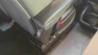 MILF bruna con le tette grosse succhia il suo uomo mentre guida MILF bruna con le tette grosse succhia il suo uomo mentre guida