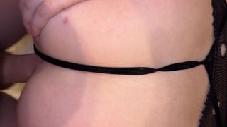 Si nota che a questa ragazza affascina succhiare un cazzo e farlo venire