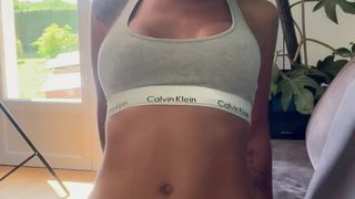 Prisca ci sorprende masturbandosi davanti alla camera affinché veniamo