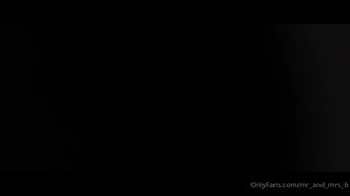 Lei cerca un partner per non masturbarsi da sola con il suo dildo