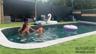 La piscina diventerà il posto migliore per succhiare il cazzo